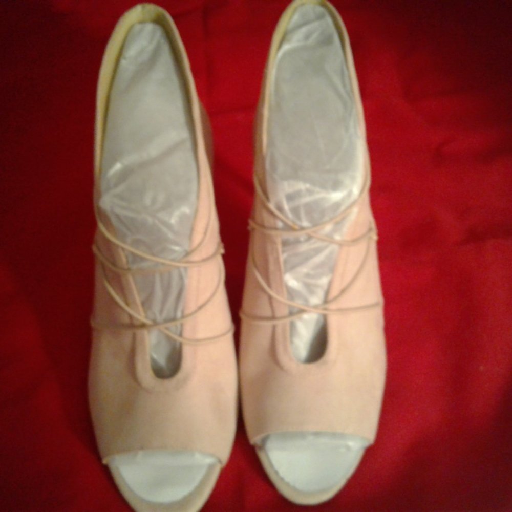G.I.L.I. POWDER NUDE MICROSUEDE BUNGEE BOOTIE 9.5M